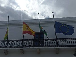Banderas a media asta en señal de duelo.