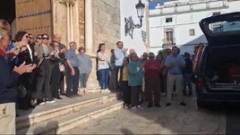 El feretro fue despedido con aplausos entre la musica de La Filarmónica de Olivenza.