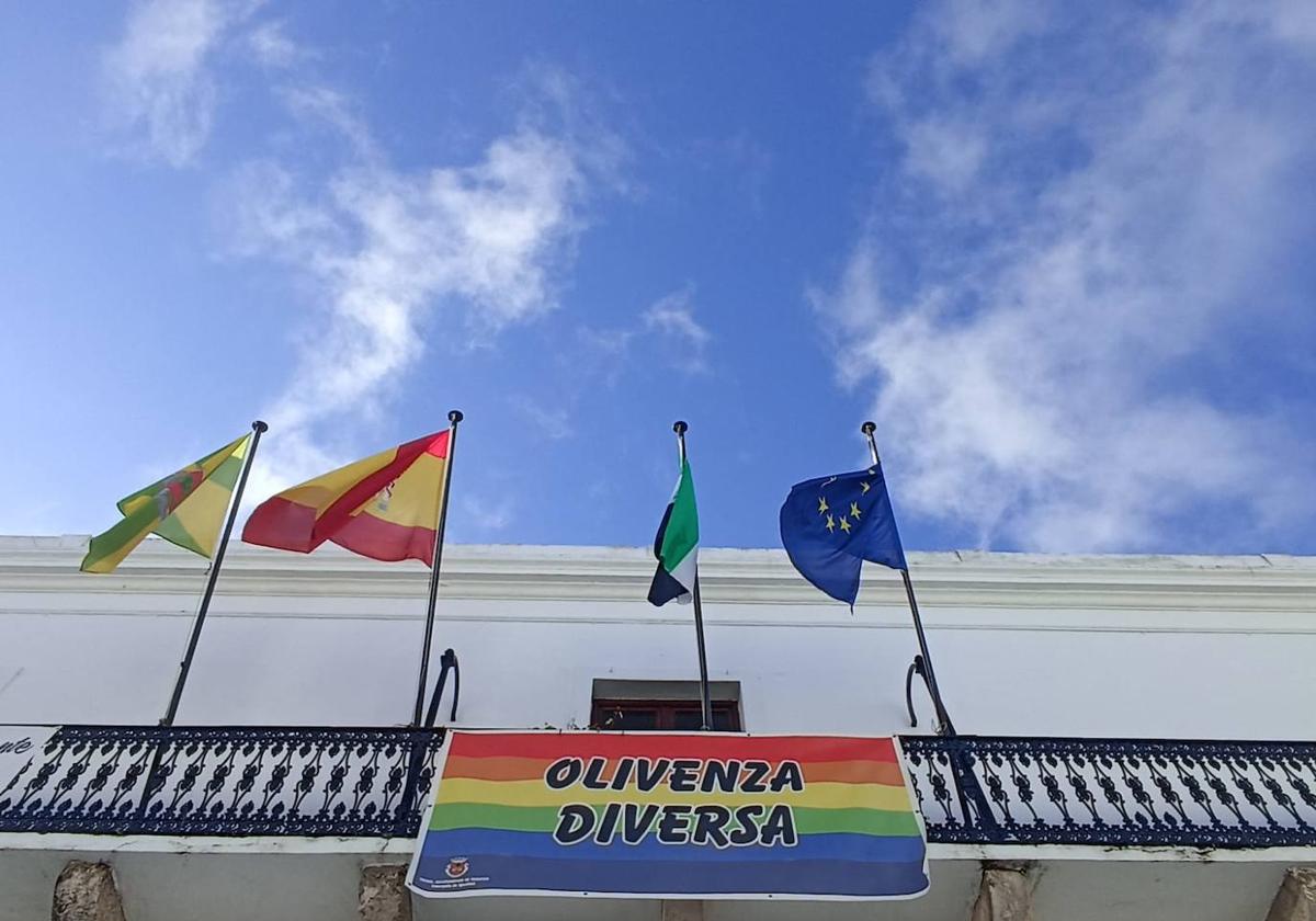 El balcón del Ayuntamiento lució la bandera arcoriris.