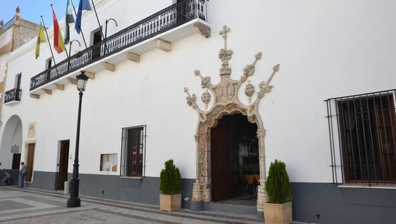 El Ayuntamiento oferta ocho puestos de trabajo para la Piscina municipal