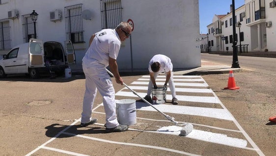 Comienza la renovación de la pintura de los pasos de peatones