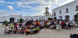 Foto de familia de los senderistas.