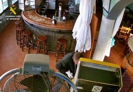 Imagen del robo cometido en el bar.