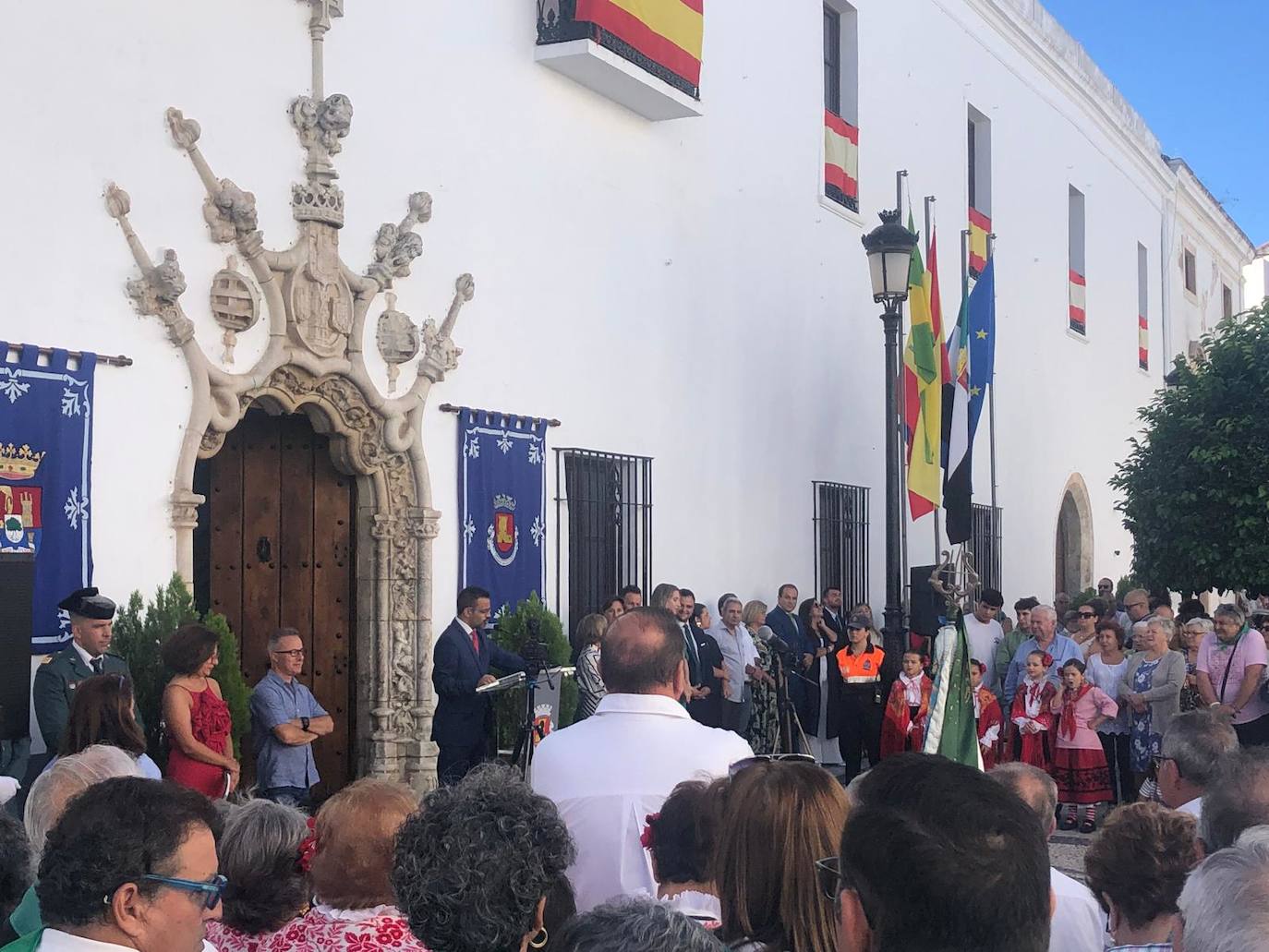 Los oliventinos mostraron su fervor por la Virgen de Guadalupe en el Día de Extremadura