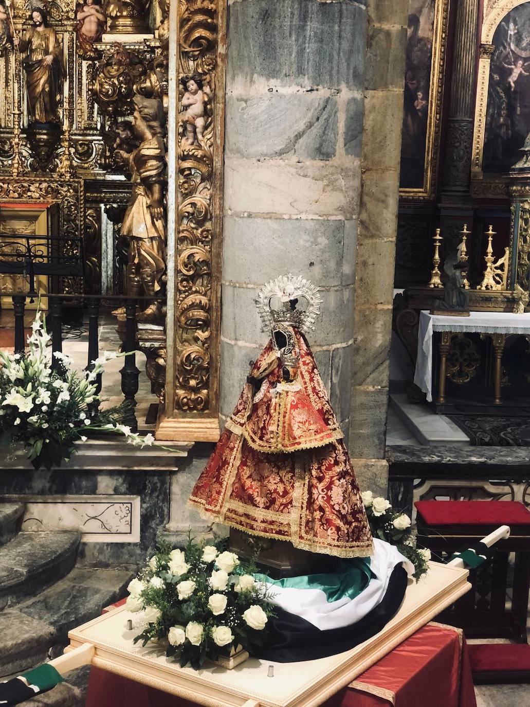 Los oliventinos mostraron su fervor por la Virgen de Guadalupe en el Día de Extremadura