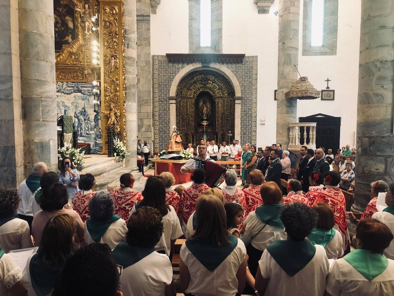 Los oliventinos mostraron su fervor por la Virgen de Guadalupe en el Día de Extremadura