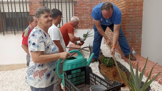 Los alumnos de Albañilería y los usuarios de Plena Inclusión decoran con plantas un edificio municipal