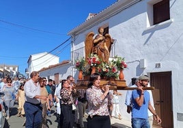 La menuda pero bella talla de San Rafael volvió a procesionar por su festividad.