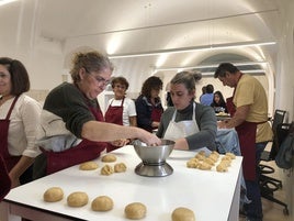 los alumnos aprenden repostería tradicional y a hacer pan.
