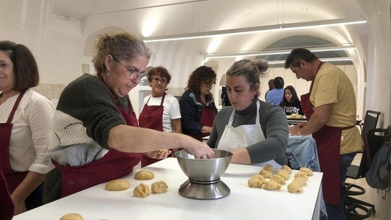 20 personas se forman en el curso de repostería típica y panadería