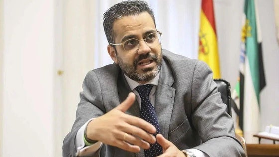 El edil oliventino explica el plan de ajuste y señala que no se irá