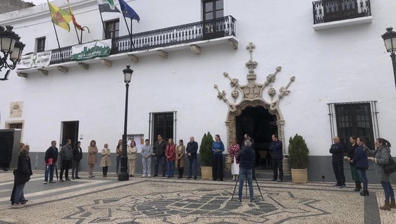El Ayuntamiento secunda un minuto de silencio en solidaridad y apoyo a las víctimas de la DANA