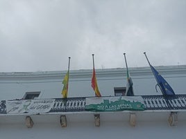 Las banderas lucecn a media asta.