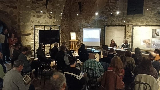 Cristina Cívico ofreció una interesante conferencia sobre la mayor y más importante colección de grafitos medievales de Europa