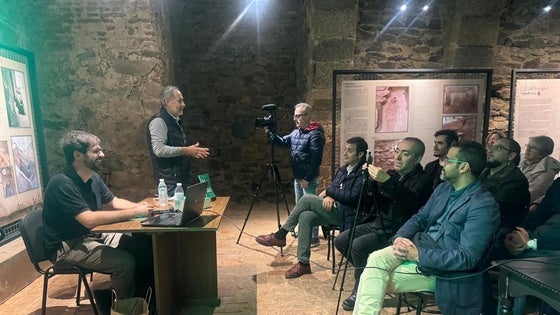 El escritor Daniel Silva presentó su libro 'Leyendas' en su Olivenza natal