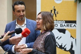 En la imagen Cabezas y Lemus tras el fallo del premio.