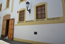 Fachada de la Biblioteca Pública Muncipal 'Manuel Pacheco'