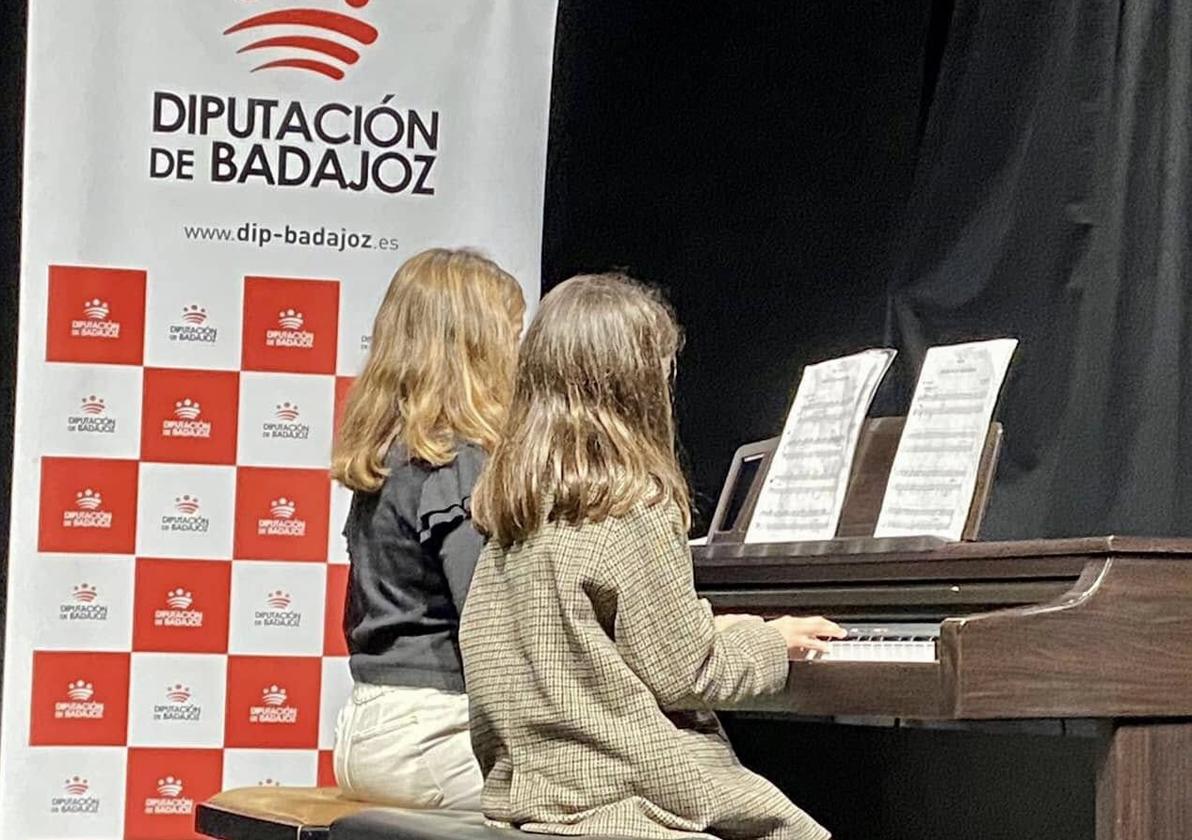 Dos de las alumnas que intrepretaron piezas en el recital.