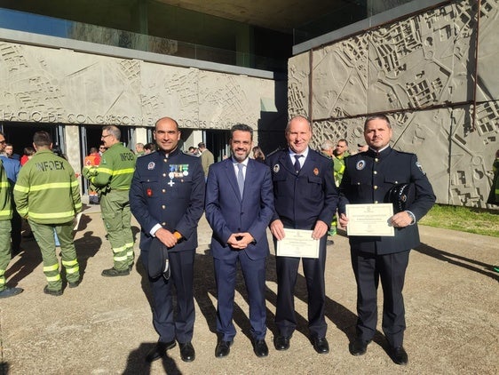 Homenajeados los agentes de la Policía Local y los miembros de Cruz Roja de Olivenza que asistieron a la DANA