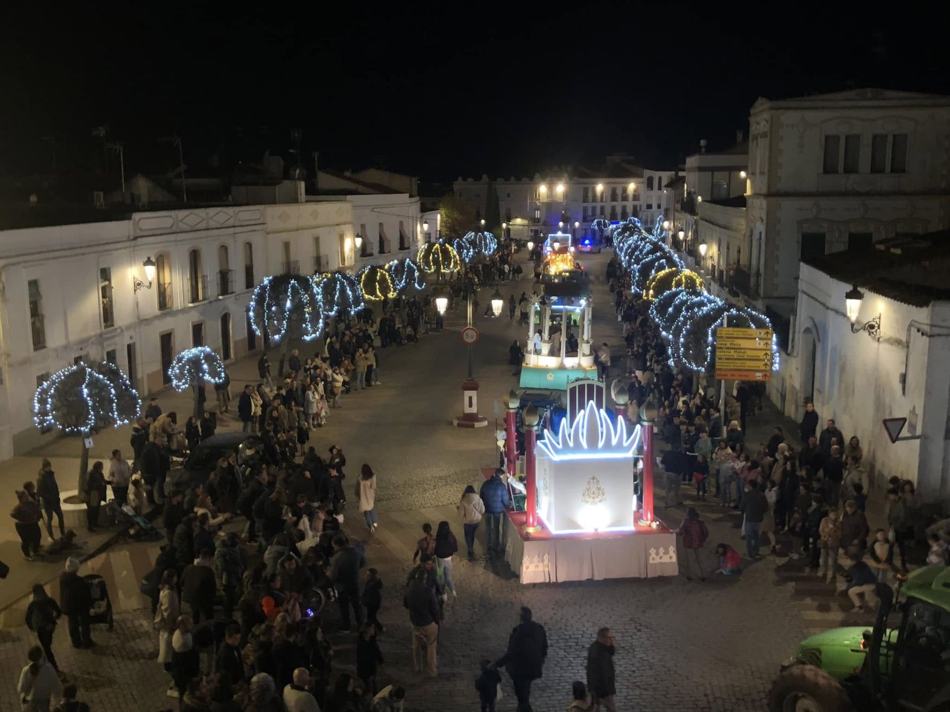 La gran cabalgata de Reyes con nueve carrozas puso fin a la navidad