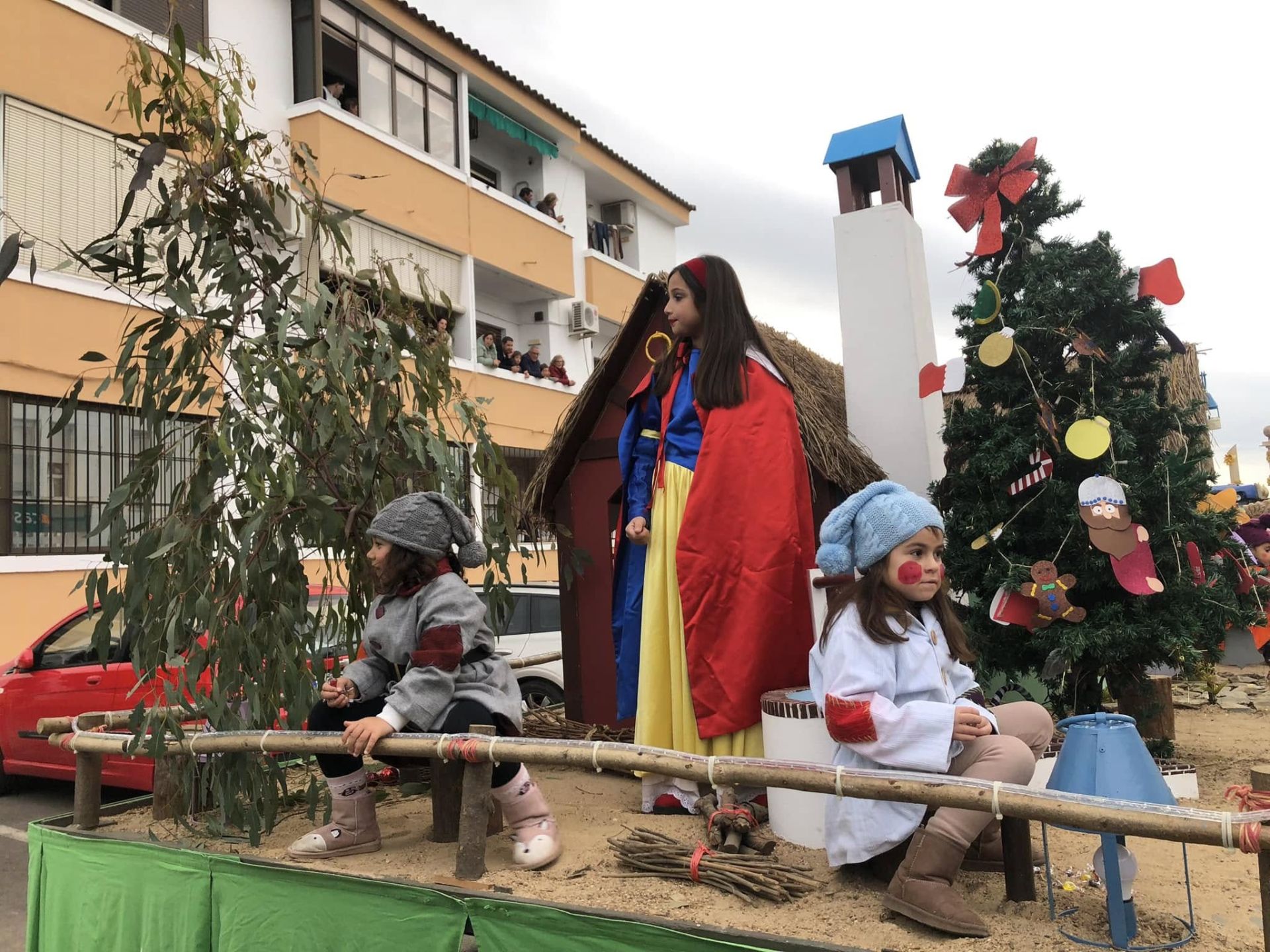 La gran cabalgata de Reyes con nueve carrozas puso fin a la navidad