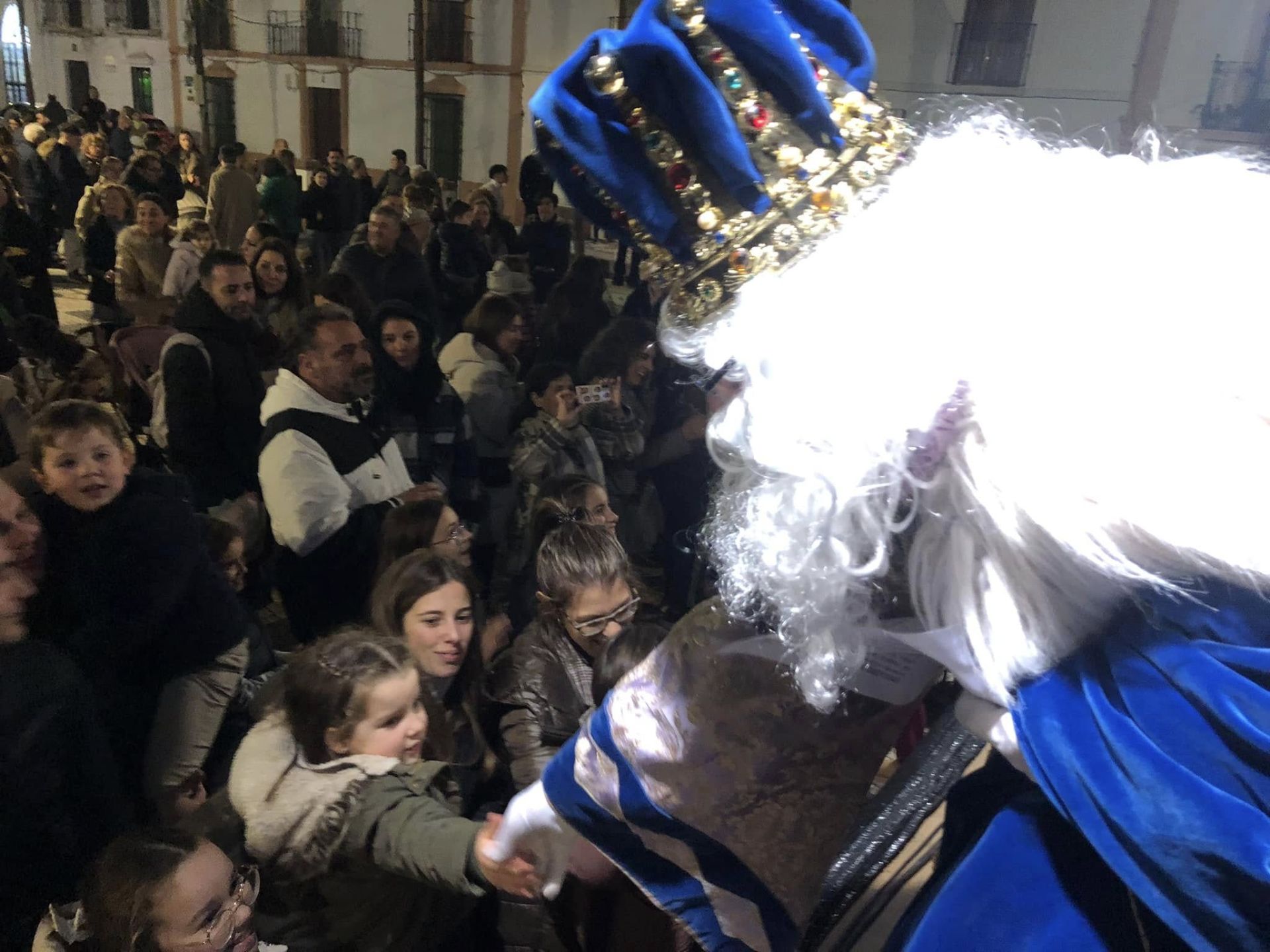 La gran cabalgata de Reyes con nueve carrozas puso fin a la navidad