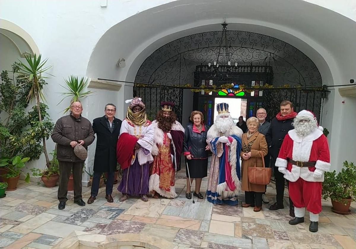 Los reyes de Oriente fueron recibidos por la Junta Directiva de la Santa Casa.