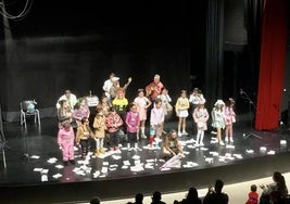 La murga infnatil en la Casa de la Cultura.