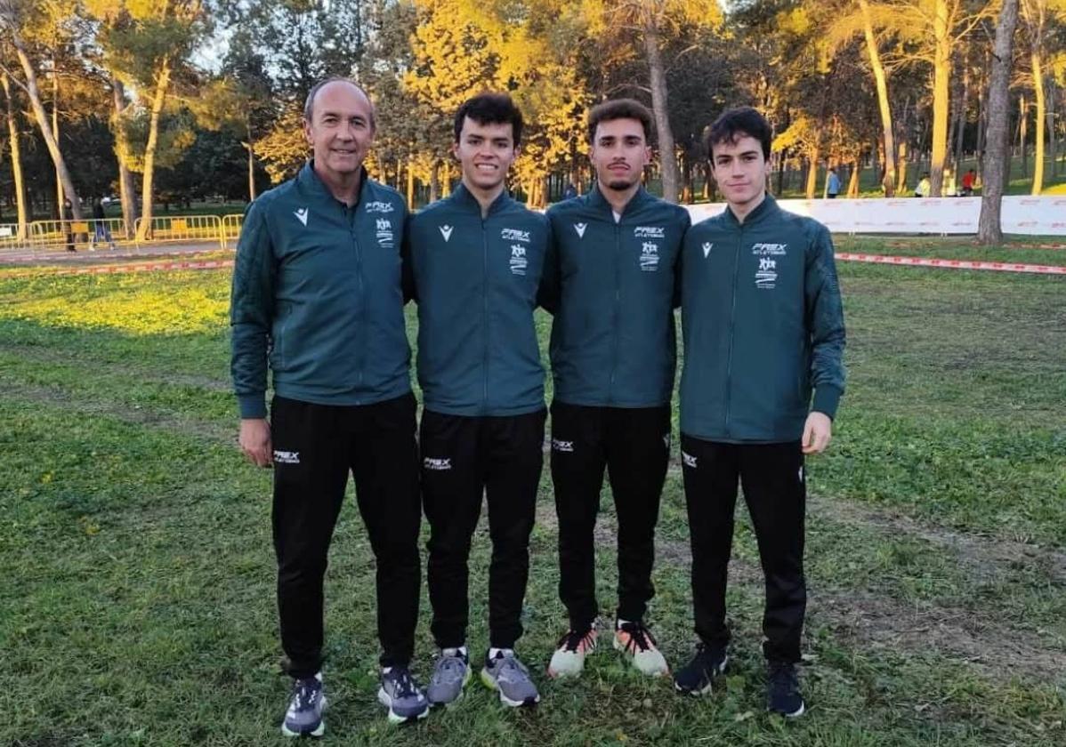 El entrenador Antonio Luis Pacheco junto a los atletas Mario Pacheco, Andrés González y Máximo Bueno.