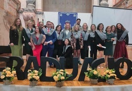 Los alumnos recibieron las orlas de graduación.