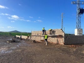 Diversos operarios llevan a cabo las obras de ampliación del cementerio.