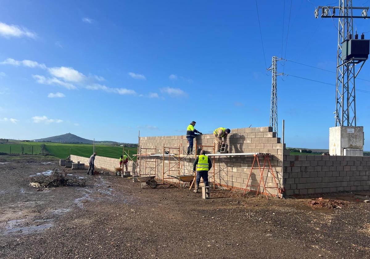 Diversos operarios llevan a cabo las obras de ampliación del cementerio.