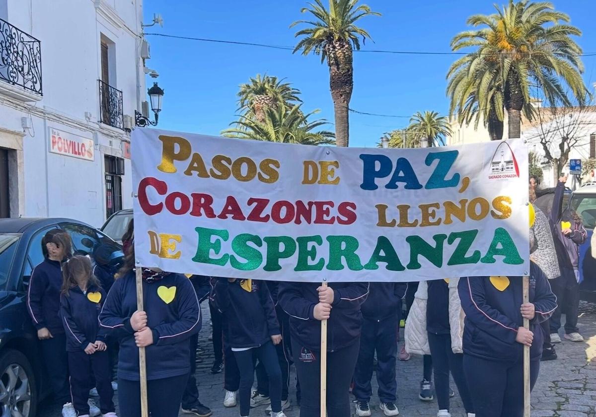 Los alumnos portaron una pancarta alusiva a la paz.