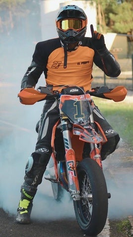 El piloto posa en su moto.