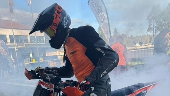 El piloto oliventino Sebastián Gil busca apoyo para participar en el Campeonato Mundial
