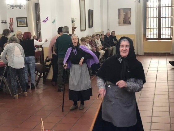 El Centro de Mayores se llenó para la fiesta de inauguración del carnaval