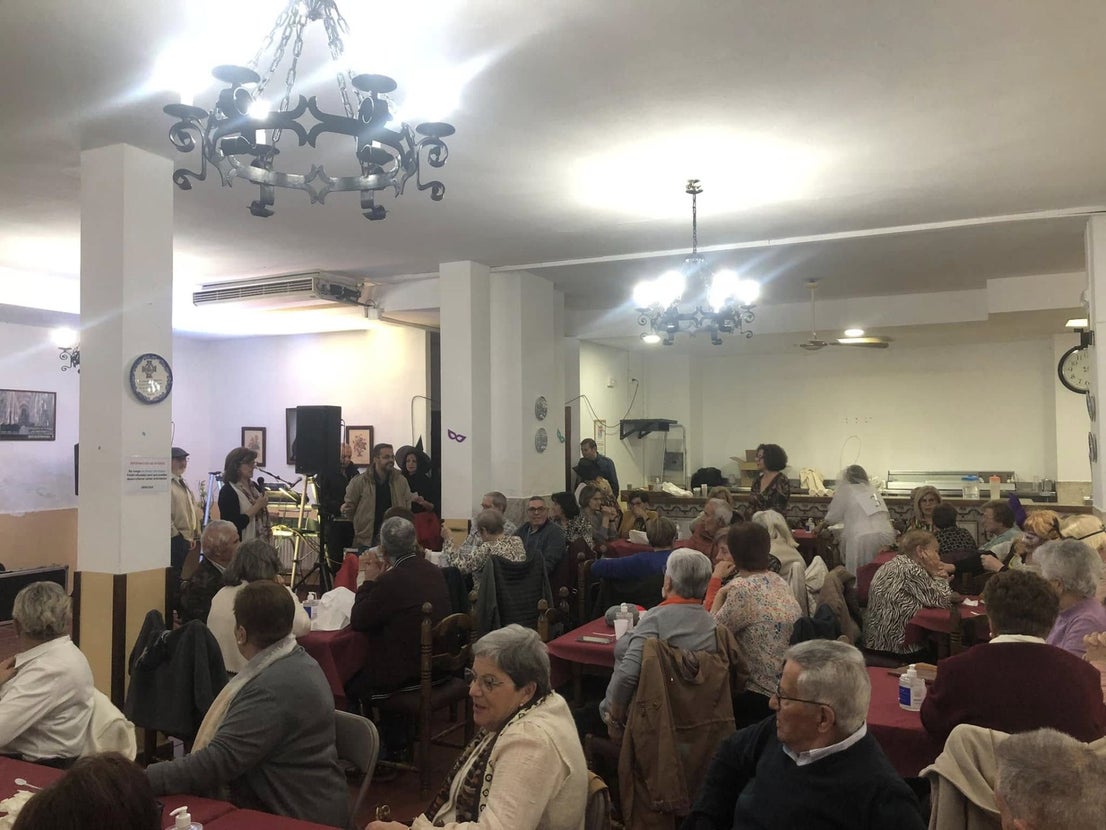 El Centro de Mayores se llenó para la fiesta de inauguración del carnaval