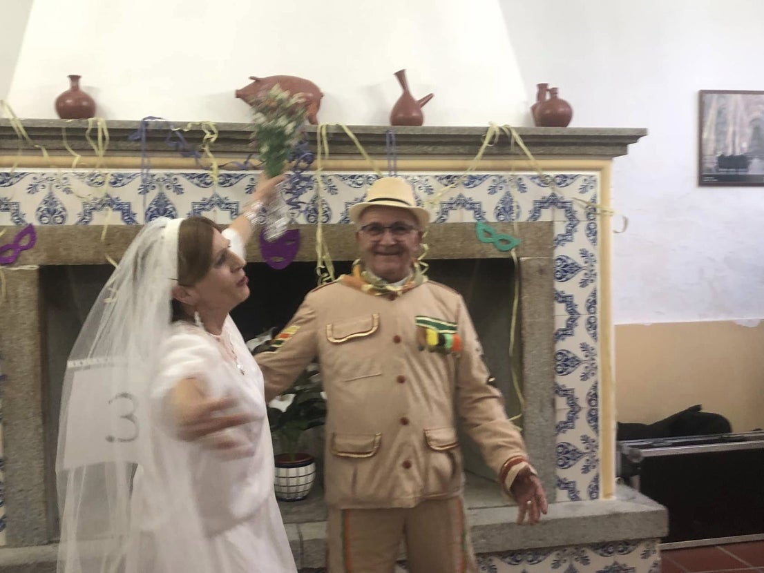 El Centro de Mayores se llenó para la fiesta de inauguración del carnaval