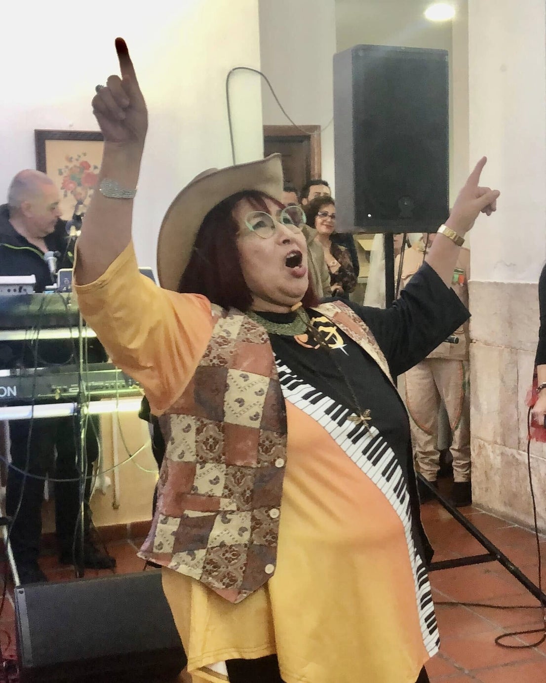 El Centro de Mayores se llenó para la fiesta de inauguración del carnaval