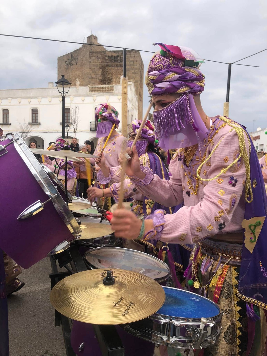 El mal tiempo no consiguió disminuir las ganas de carnaval de los oliventinos