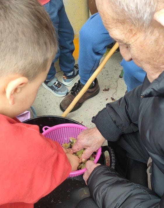 El Meegs celebra un taller intergeneracional en torno al pisado de la uva