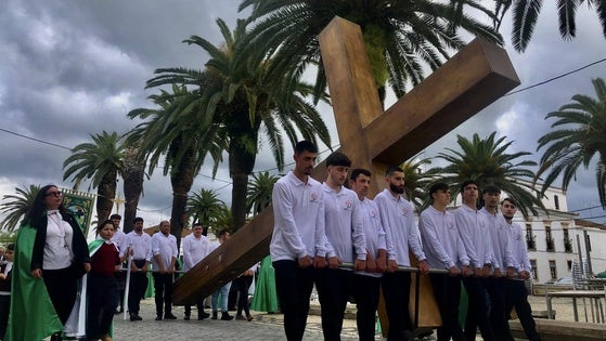 La Semana Santa comenzó con el emotivo levantamiento de la Santa Cruz