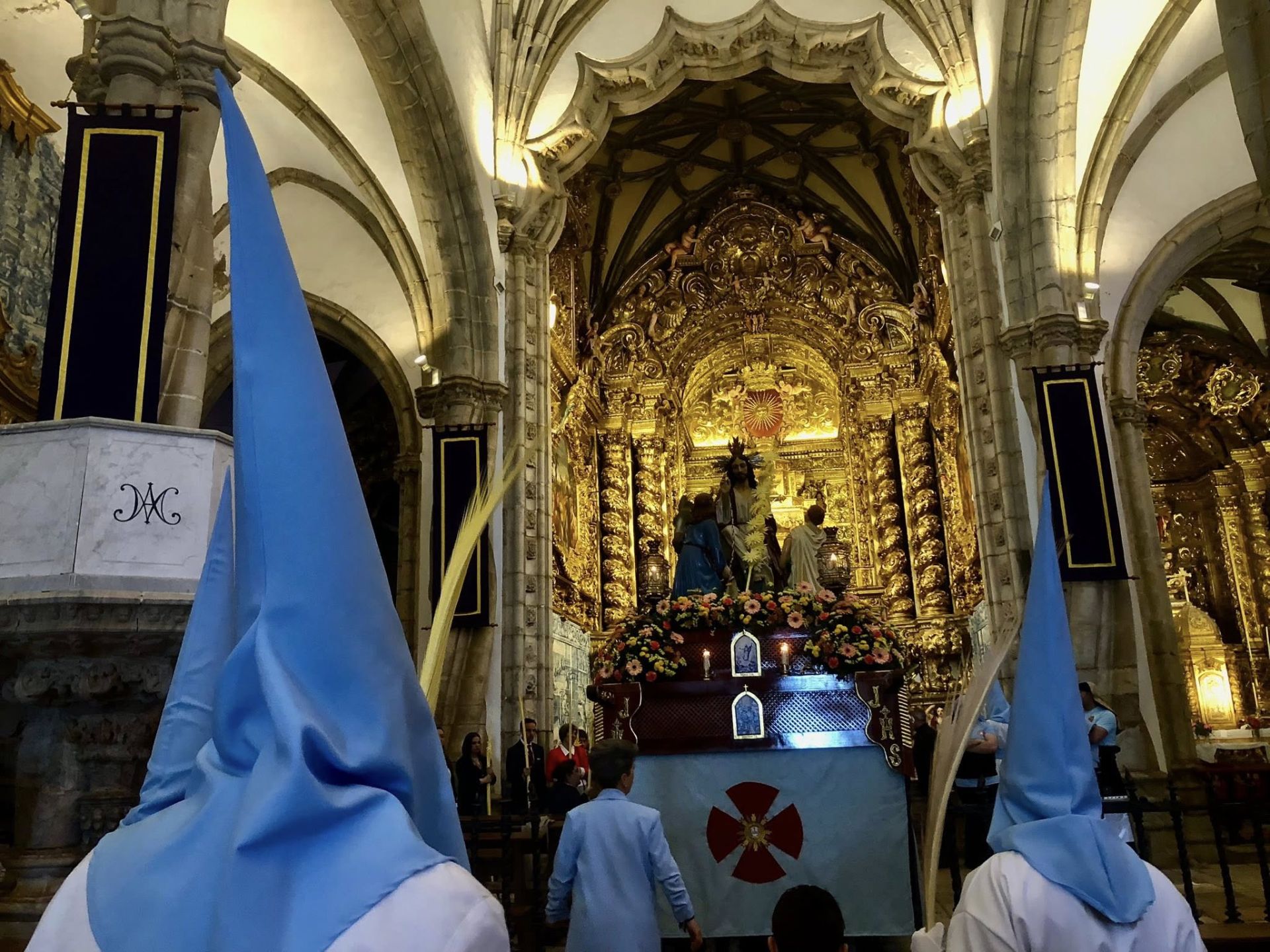 Decenas de niños vestidos de hebreos asistieron a la procesión de La Burriquita