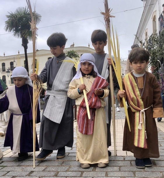 Decenas de niños vestidos de hebreos asistieron a la procesión de La Burriquita