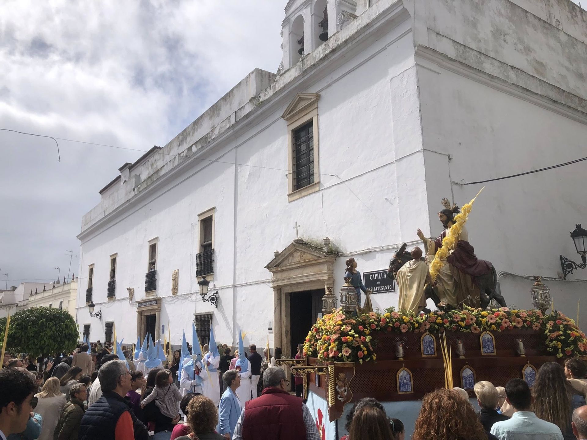 Decenas de niños vestidos de hebreos asistieron a la procesión de La Burriquita
