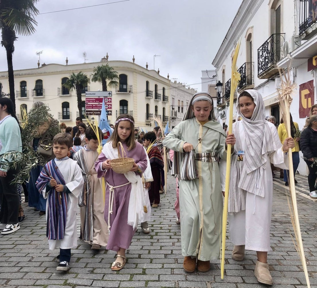 Decenas de niños vestidos de hebreos asistieron a la procesión de La Burriquita