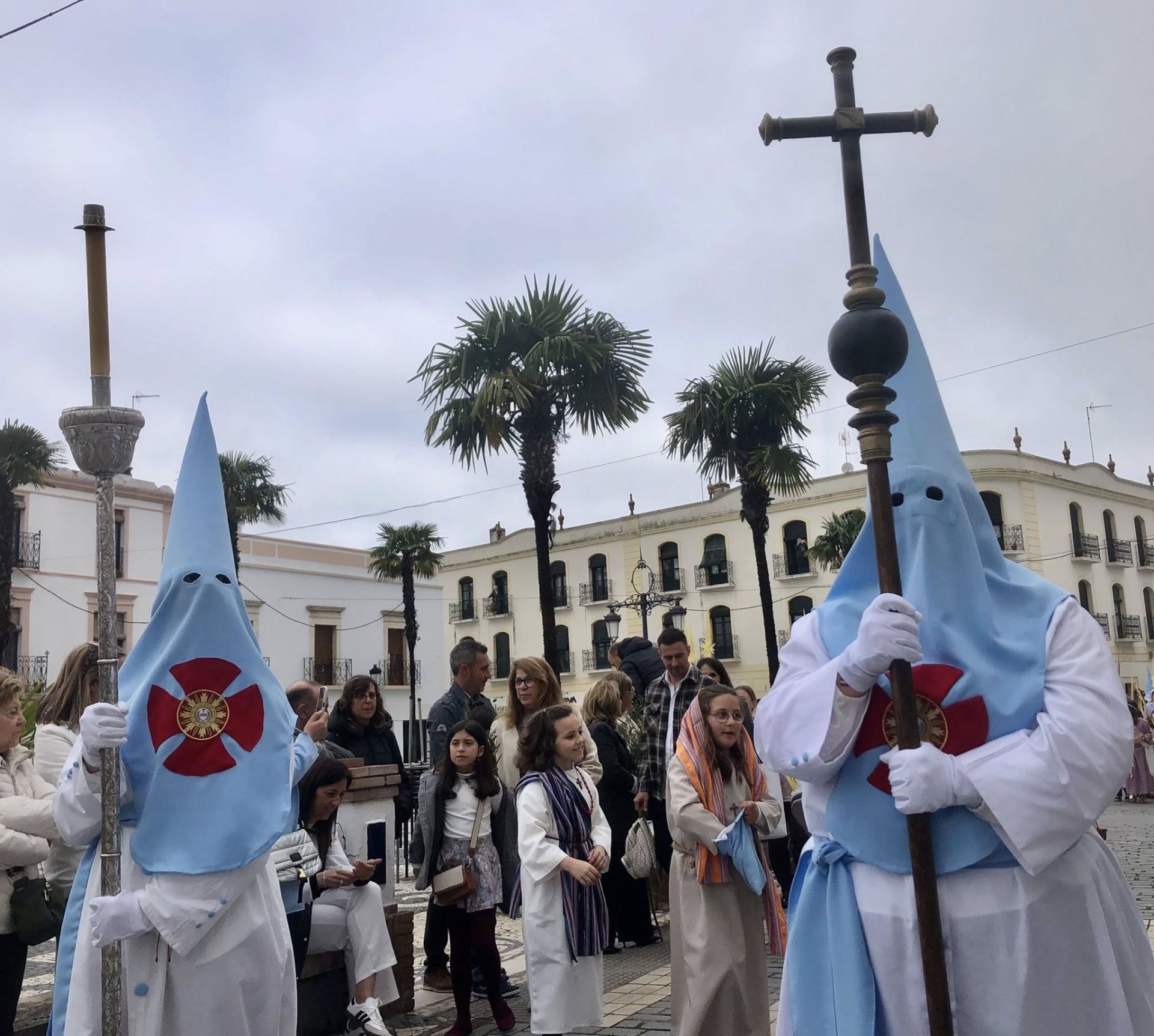 Decenas de niños vestidos de hebreos asistieron a la procesión de La Burriquita