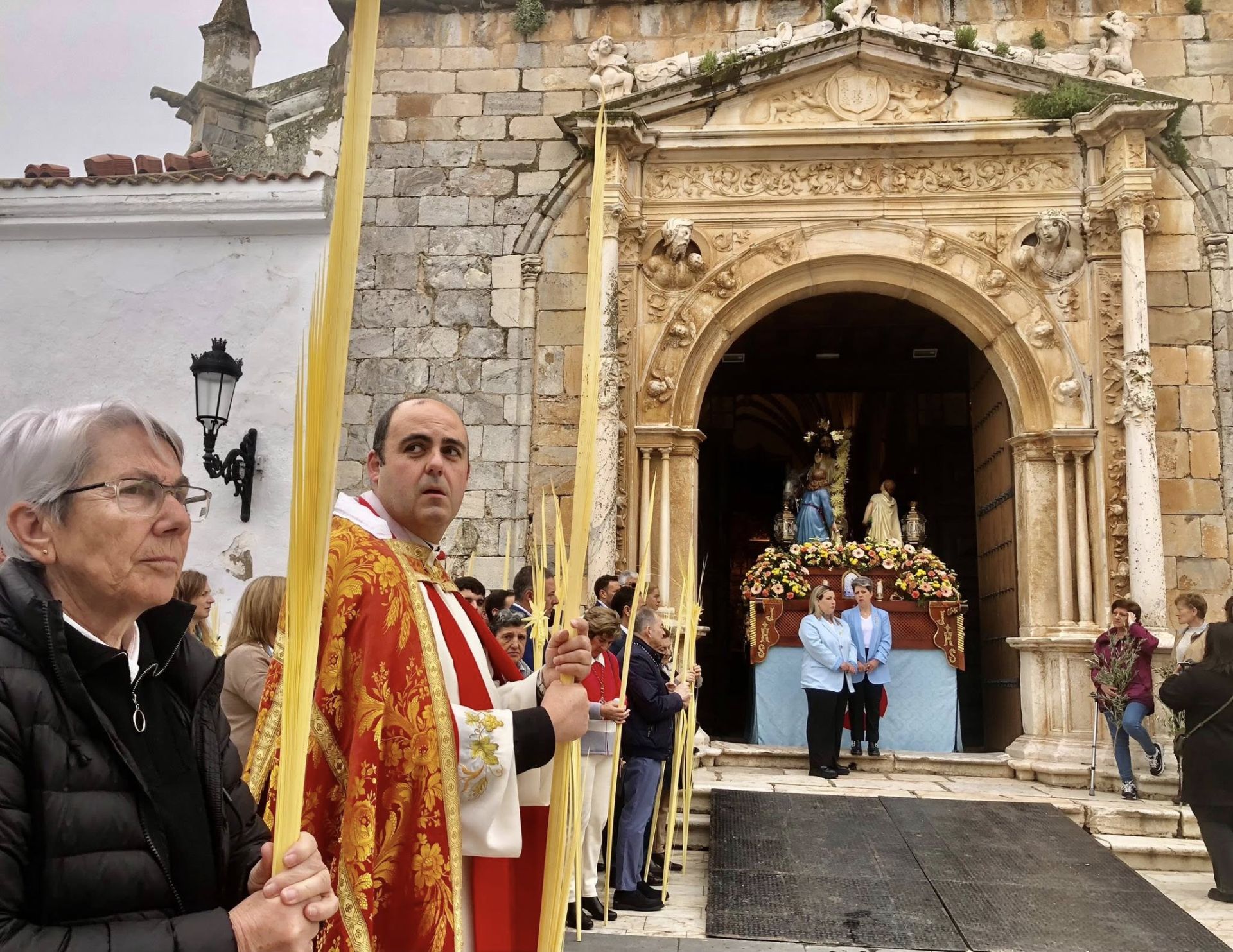 Decenas de niños vestidos de hebreos asistieron a la procesión de La Burriquita