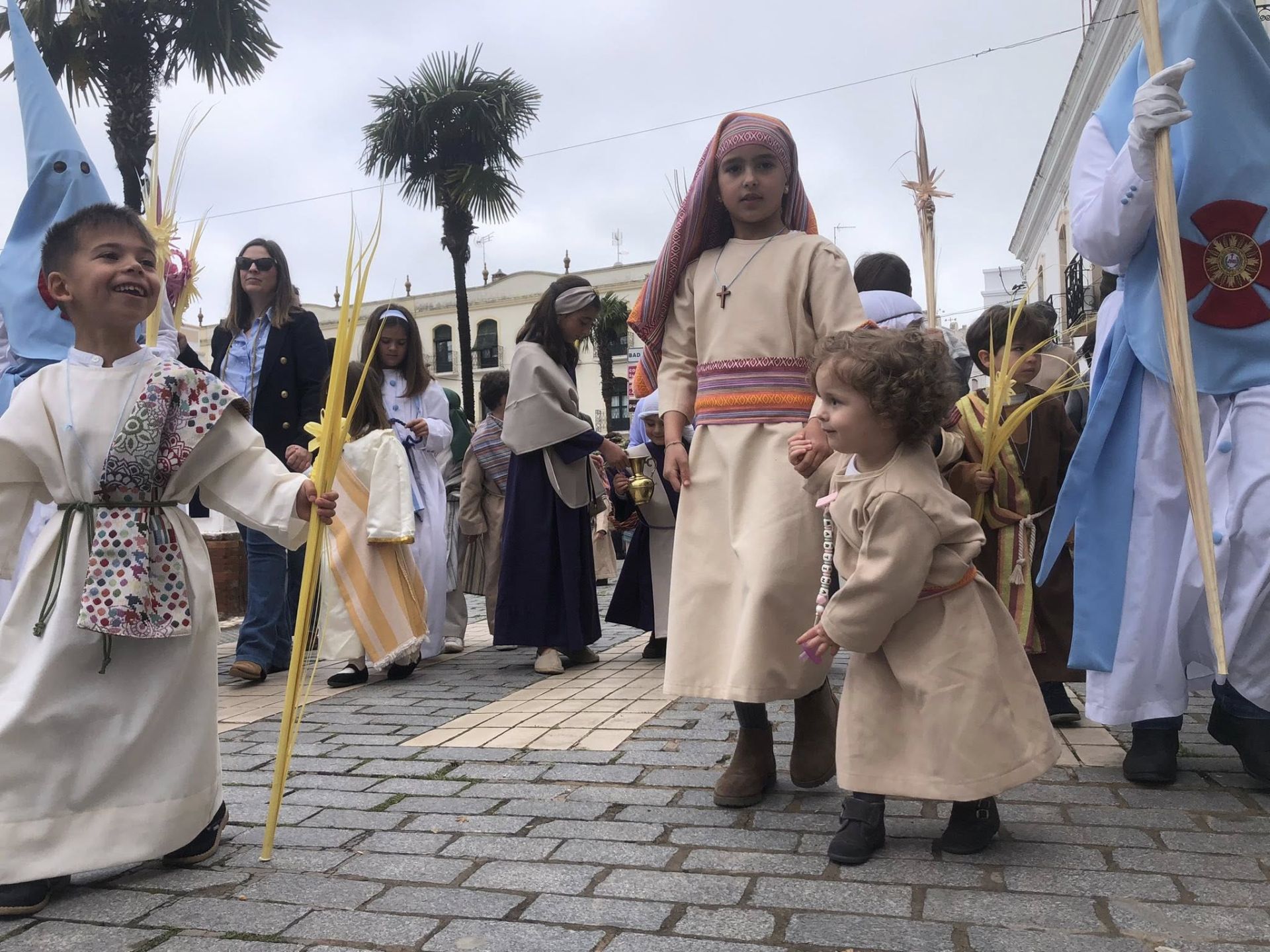 Decenas de niños vestidos de hebreos asistieron a la procesión de La Burriquita