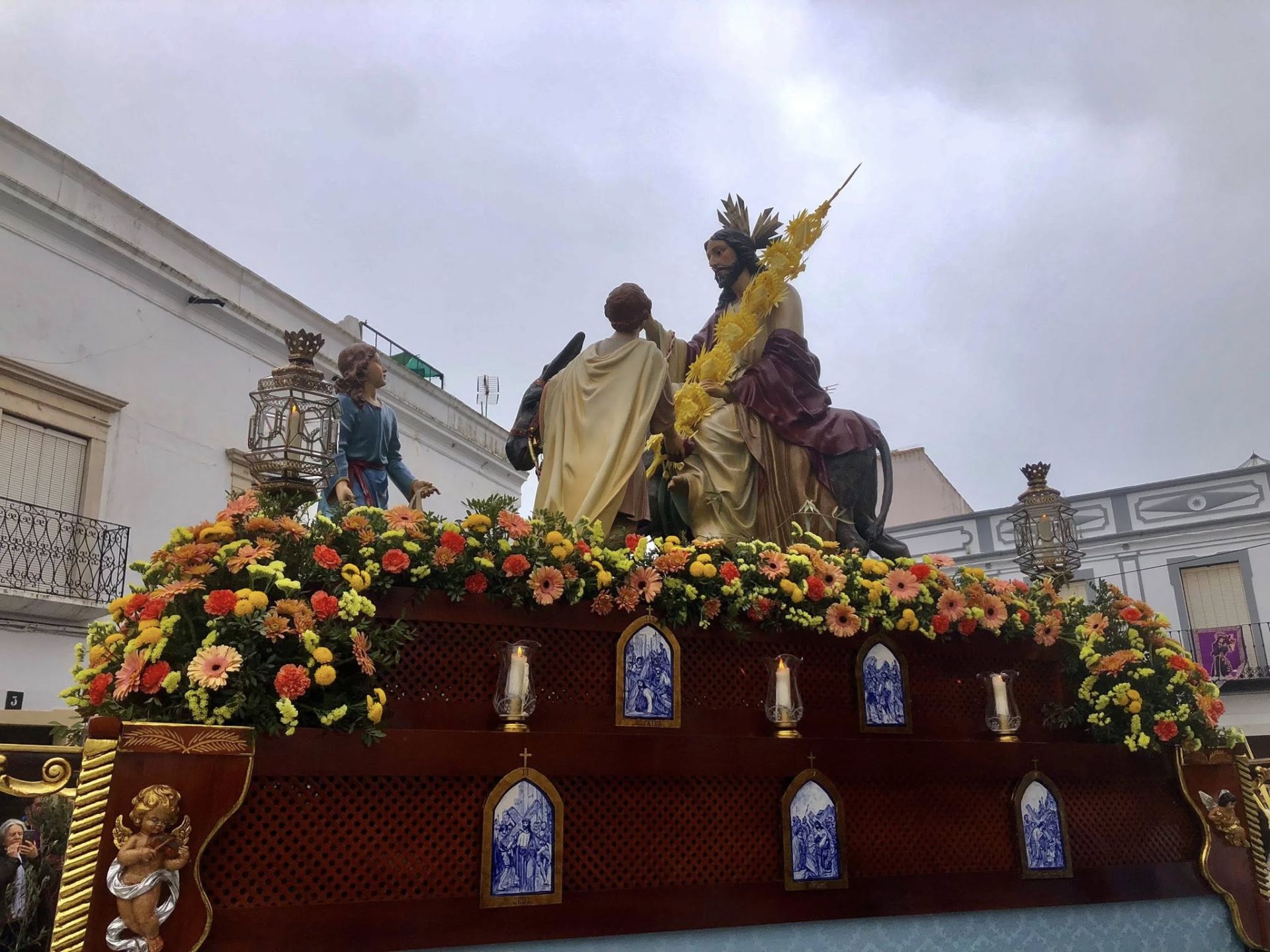 Decenas de niños vestidos de hebreos asistieron a la procesión de La Burriquita